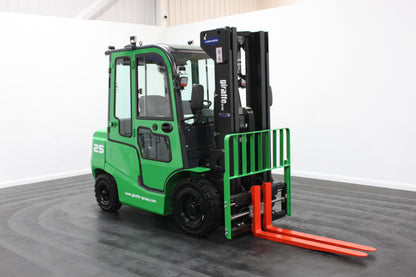 giraffe FD25 Premium Plus Advanced Pedestrian Safety | Full Cab Diesel Counterbalance | 4-Wheel Forklift