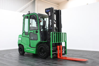 giraffe FD25 Premium Plus Advanced Pedestrian Safety | Full Cab Diesel Counterbalance | 4-Wheel Forklift