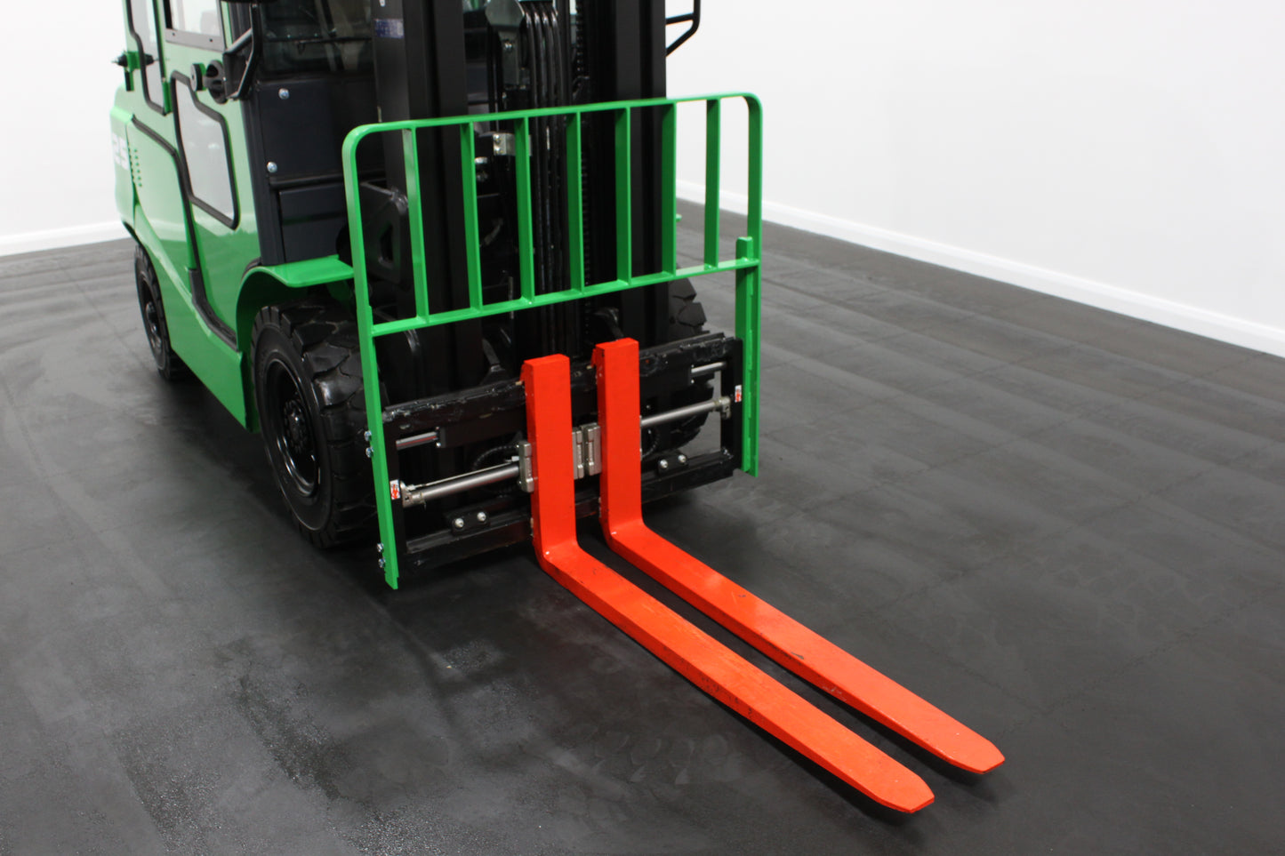 giraffe FD25 Premium Plus Advanced Pedestrian Safety | Full Cab Diesel Counterbalance | 4-Wheel Forklift