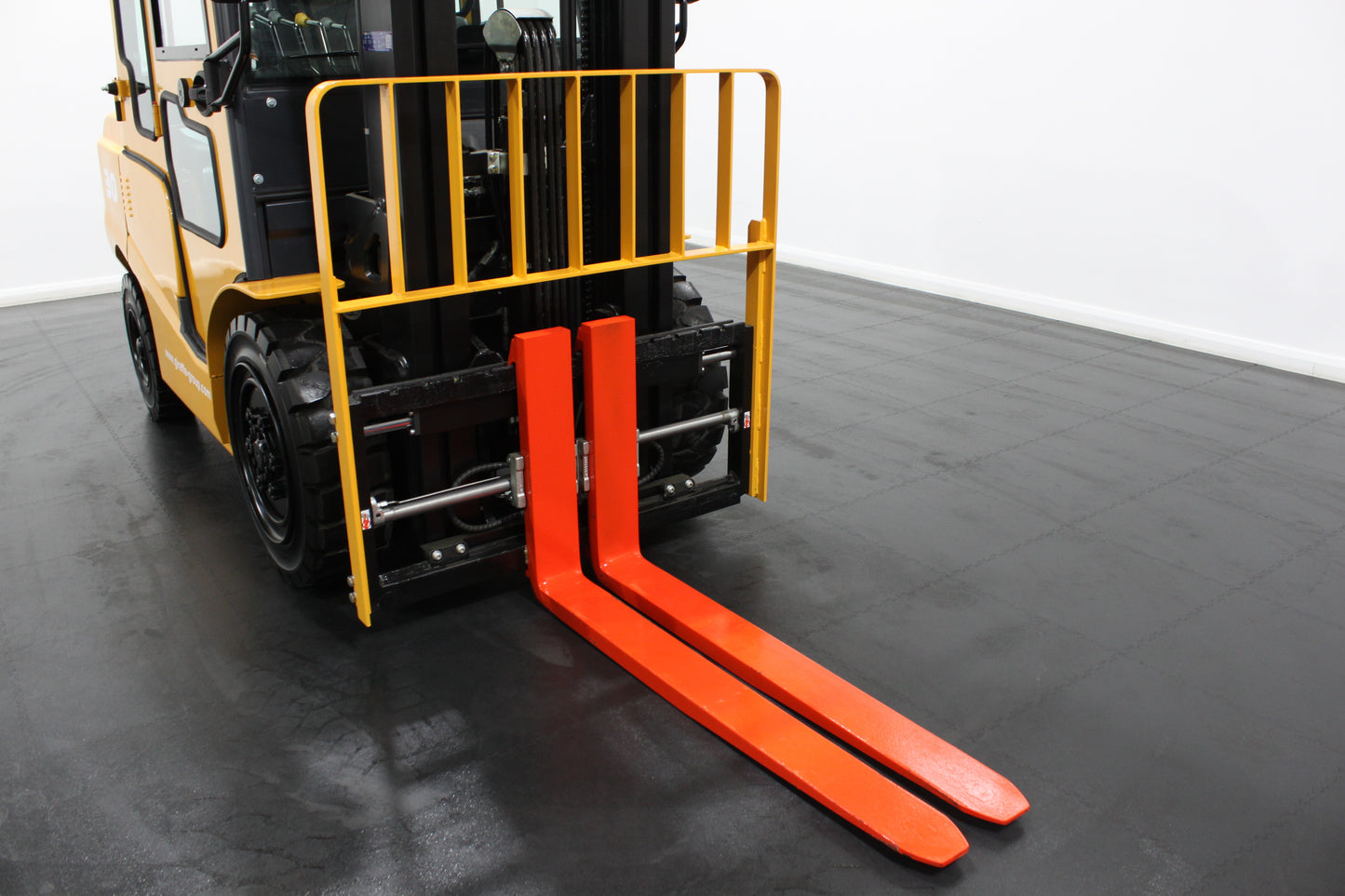 giraffe FD30 Premium  | Full Cab Diesel Counterbalance  | 4-Wheel Forklift