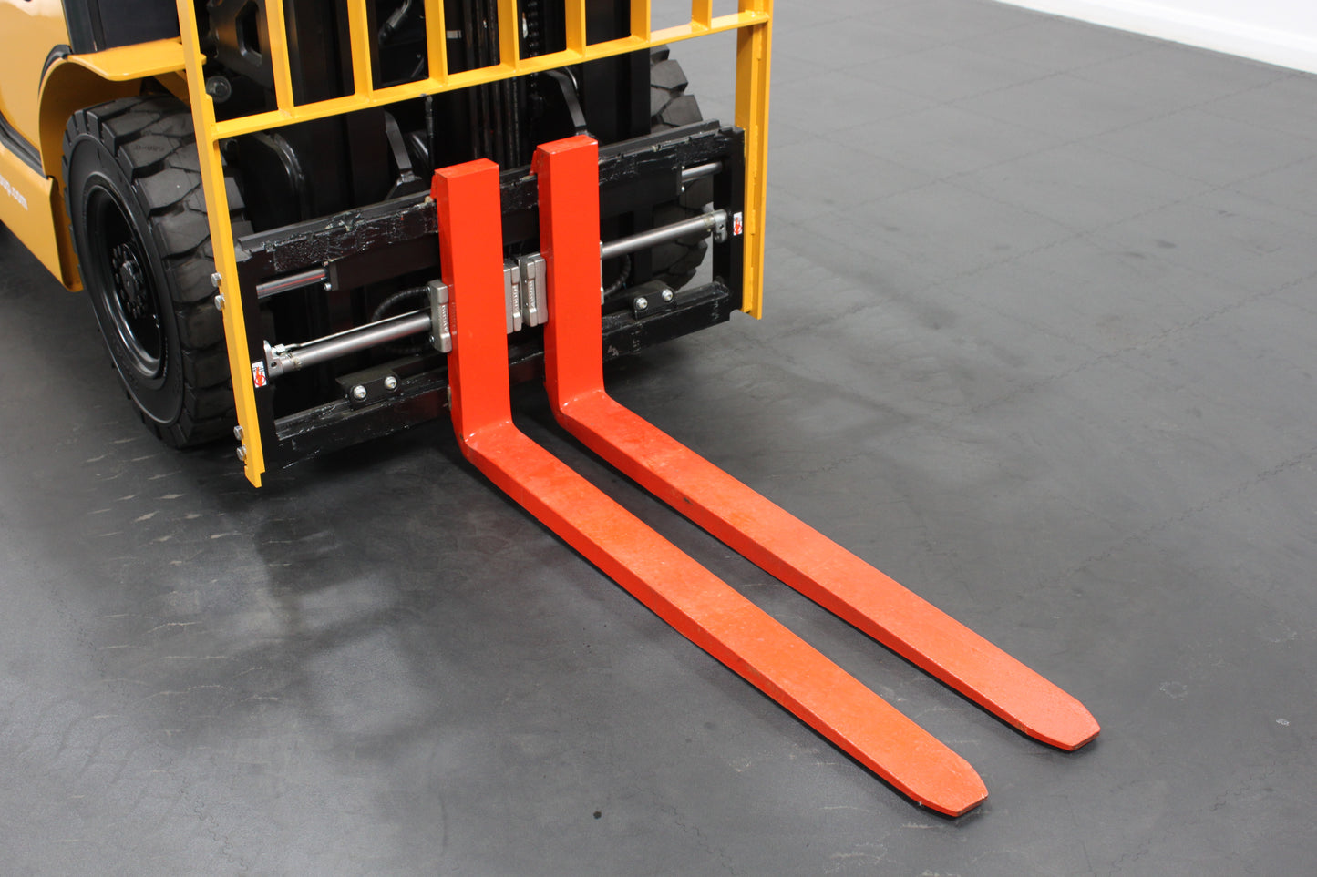 giraffe FD25 Premium  | Full Cab Diesel Counterbalance  | 4-Wheel Forklift