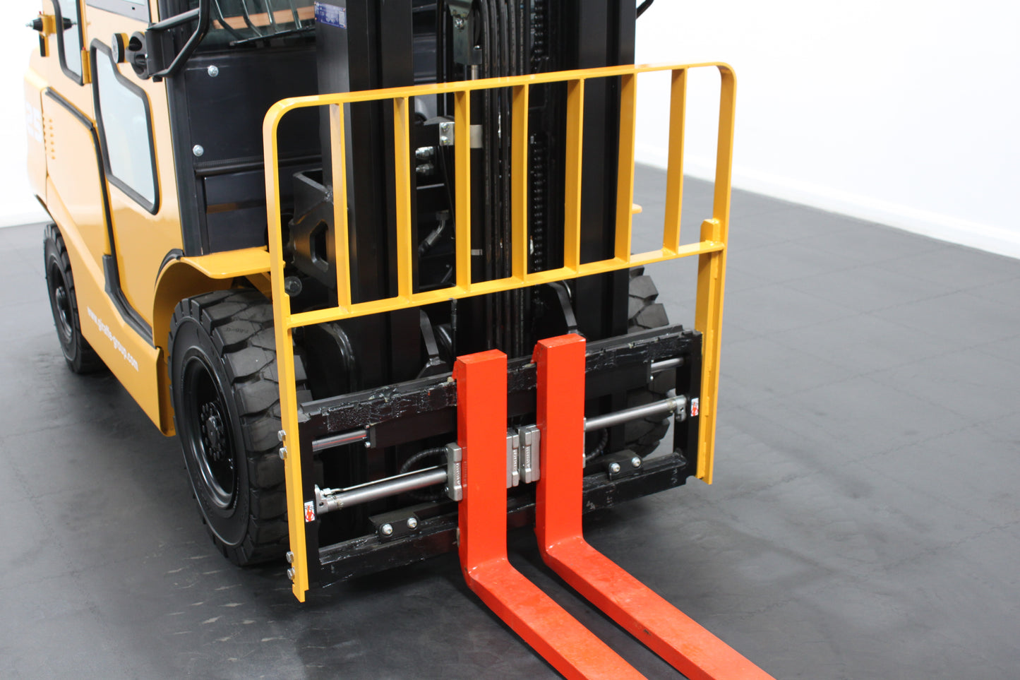 giraffe FD25 Premium  | Full Cab Diesel Counterbalance  | 4-Wheel Forklift