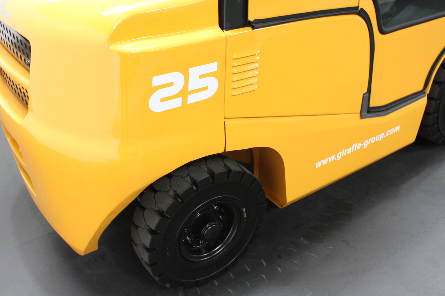 giraffe FD25 Premium  | Full Cab Diesel Counterbalance  | 4-Wheel Forklift