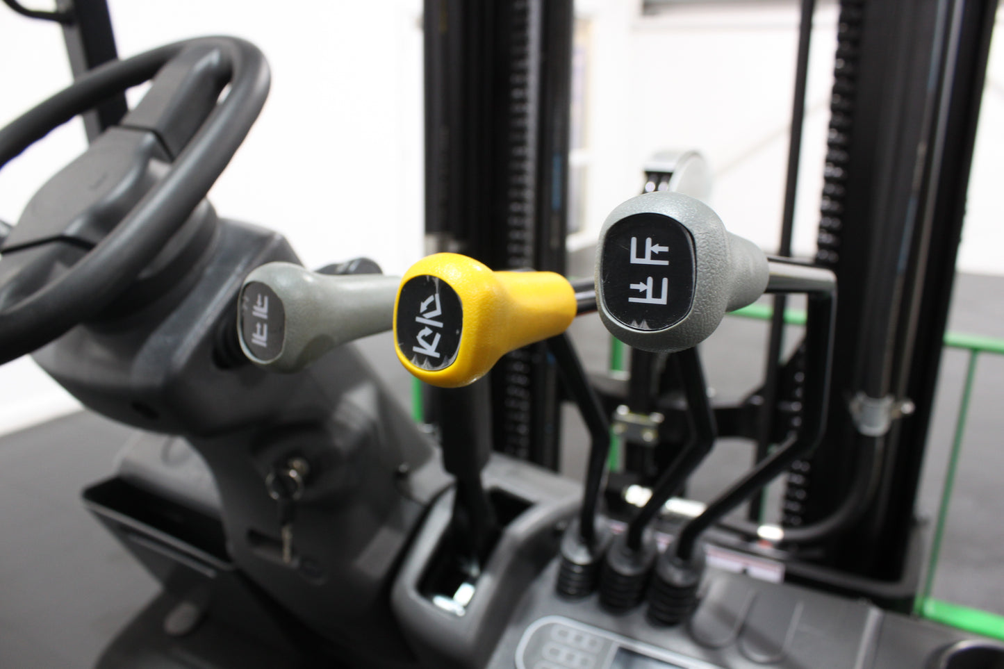 giraffe GBL25 2.5T Lithium Electric 4-Wheel Forklift | Fast Charging, Zero Emissions