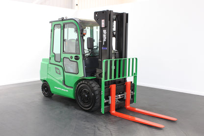 giraffe GBL40 Premium | Full Cab Lithium Electric Counterbalance  | 4-Wheel Forklift