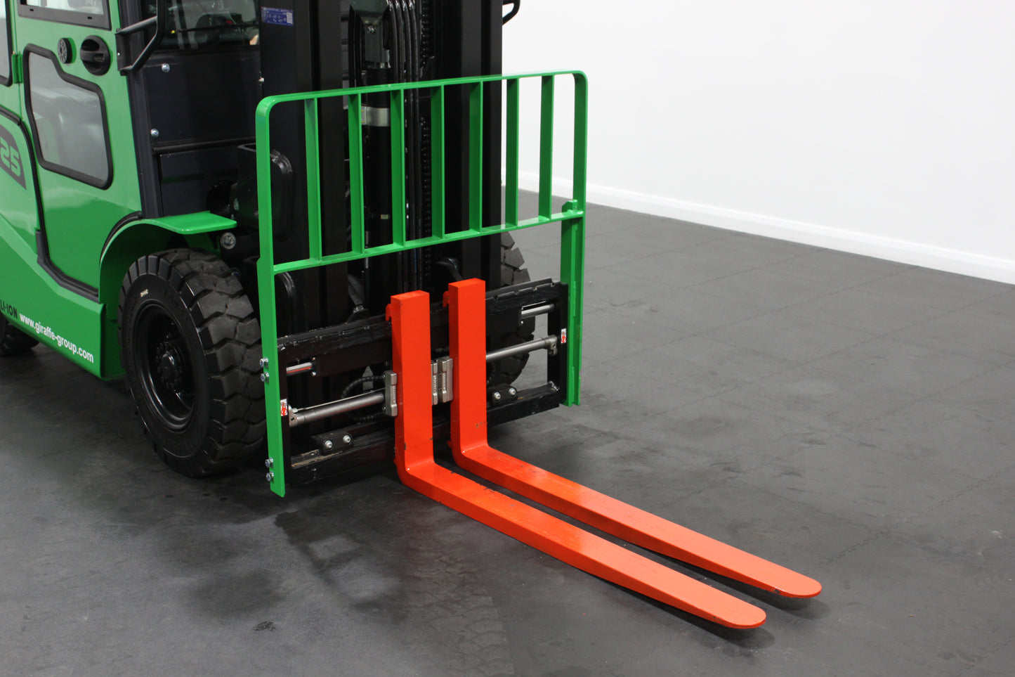 giraffe GBL25 Premium Plus ADV Safety | Full Cab Lithium Electric Counterbalance | 4-Wheel Forklift