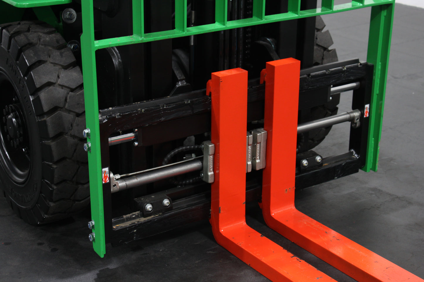 giraffe GBL25 Premium Plus ADV Safety | Full Cab Lithium Electric Counterbalance | 4-Wheel Forklift