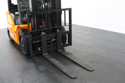 Hangcha XE425T 2.5T | Semi Cab Lithium Counterbalance | 4-Wheel Forklift