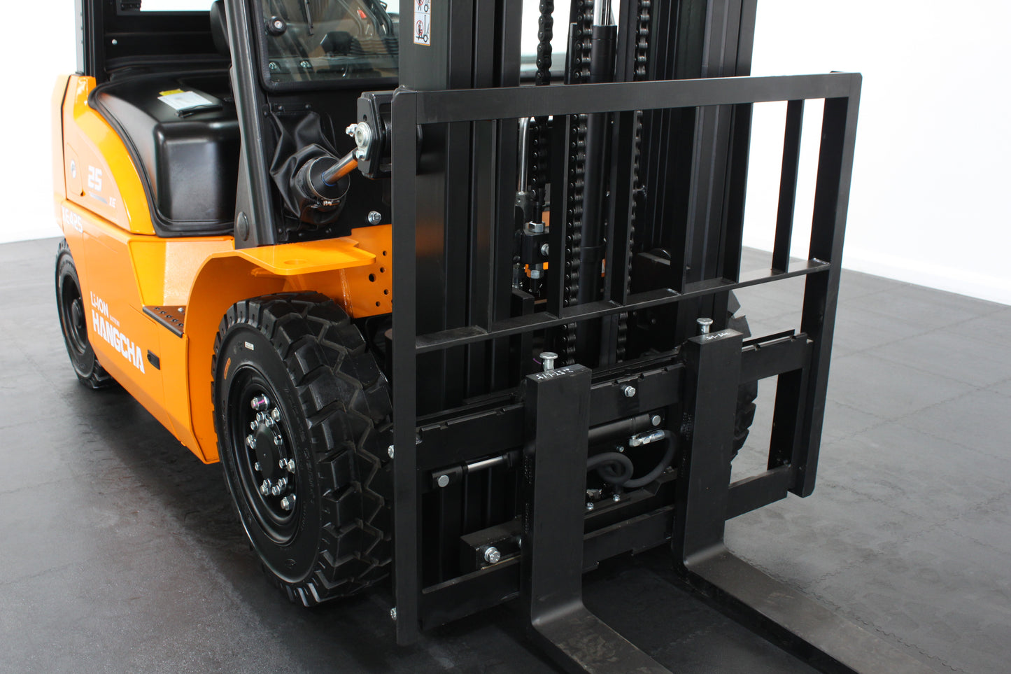 Hangcha XE425T 2.5T | Semi Cab Lithium Counterbalance | 4-Wheel Forklift