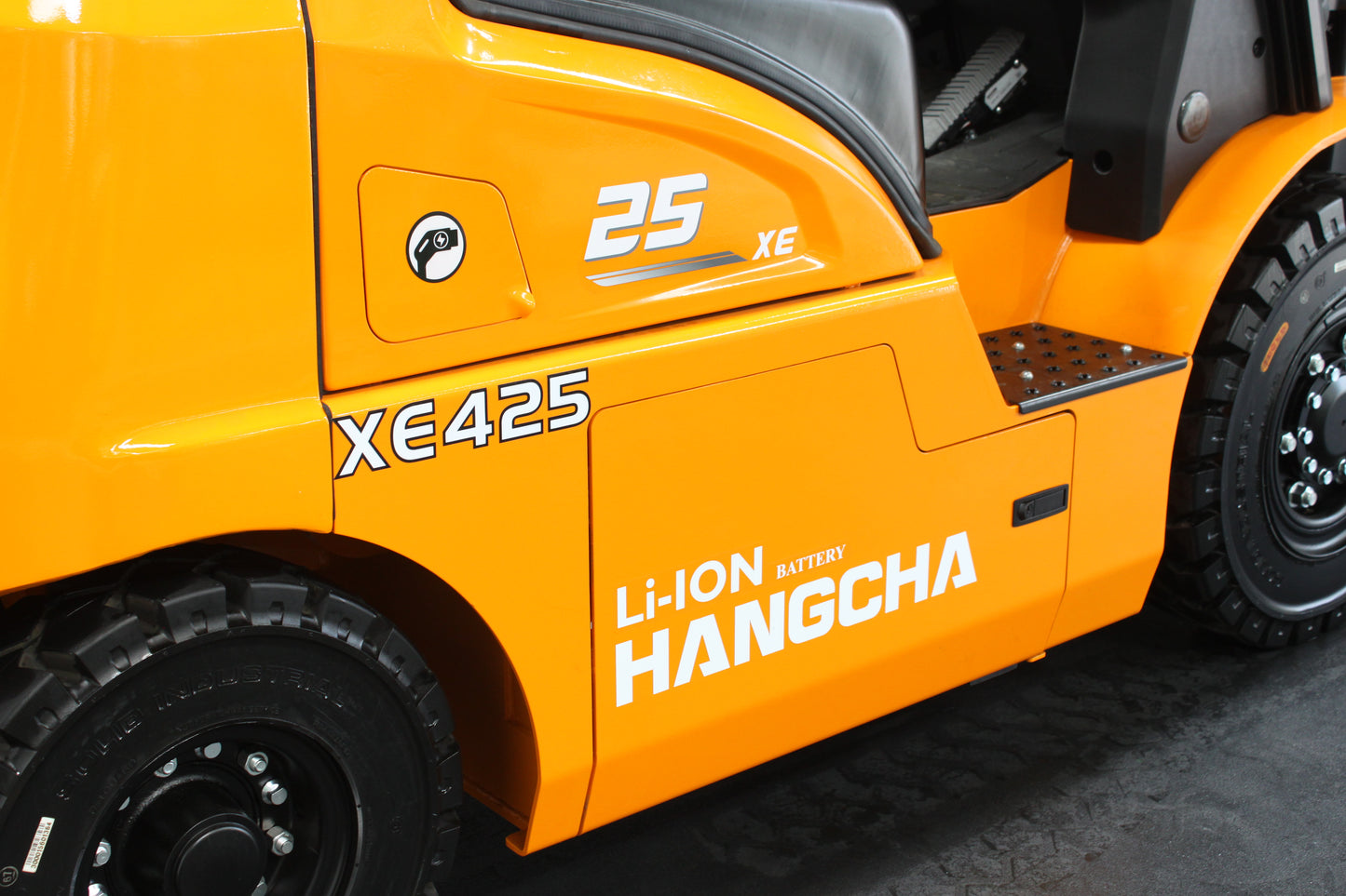 Hangcha XE425T 2.5T | Semi Cab Lithium Counterbalance | 4-Wheel Forklift