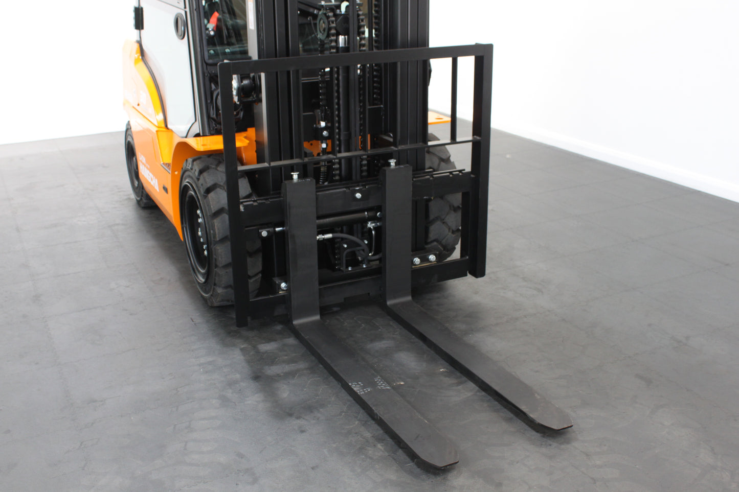 Hangcha XE430T 3.0T | Full Cab Lithium Counterbalance | 4-Wheel Forklift