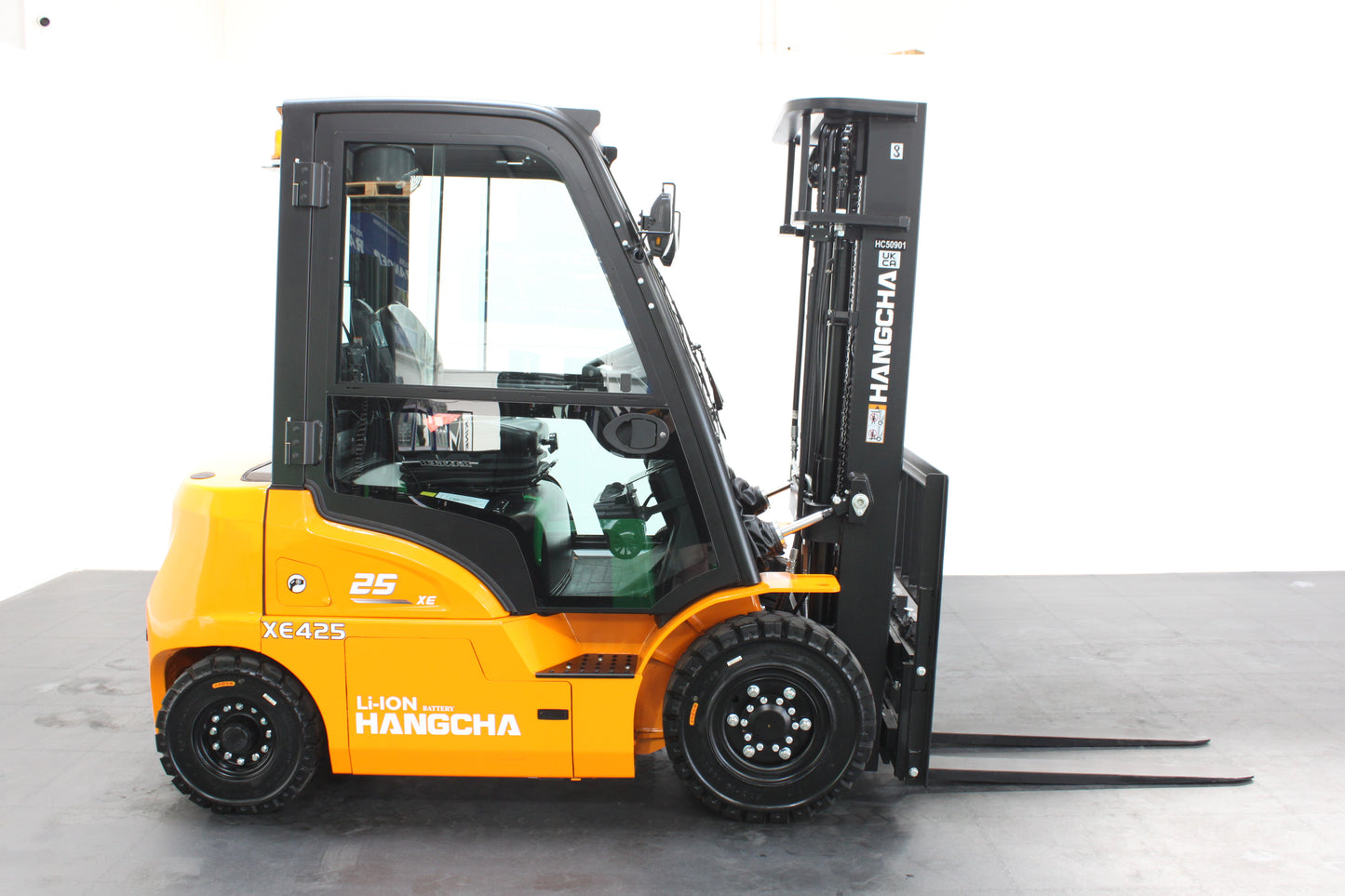 Hangcha XE425T 2.5T | Full Cab Lithium Counterbalance | 4-Wheel Forklift
