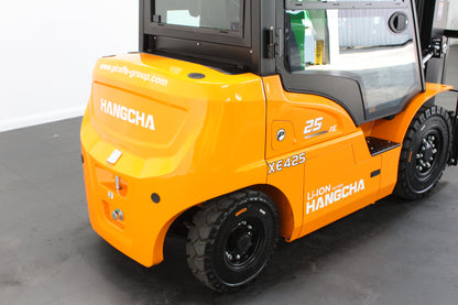 Hangcha XE425T 2.5T | Full Cab Lithium Counterbalance | 4-Wheel Forklift