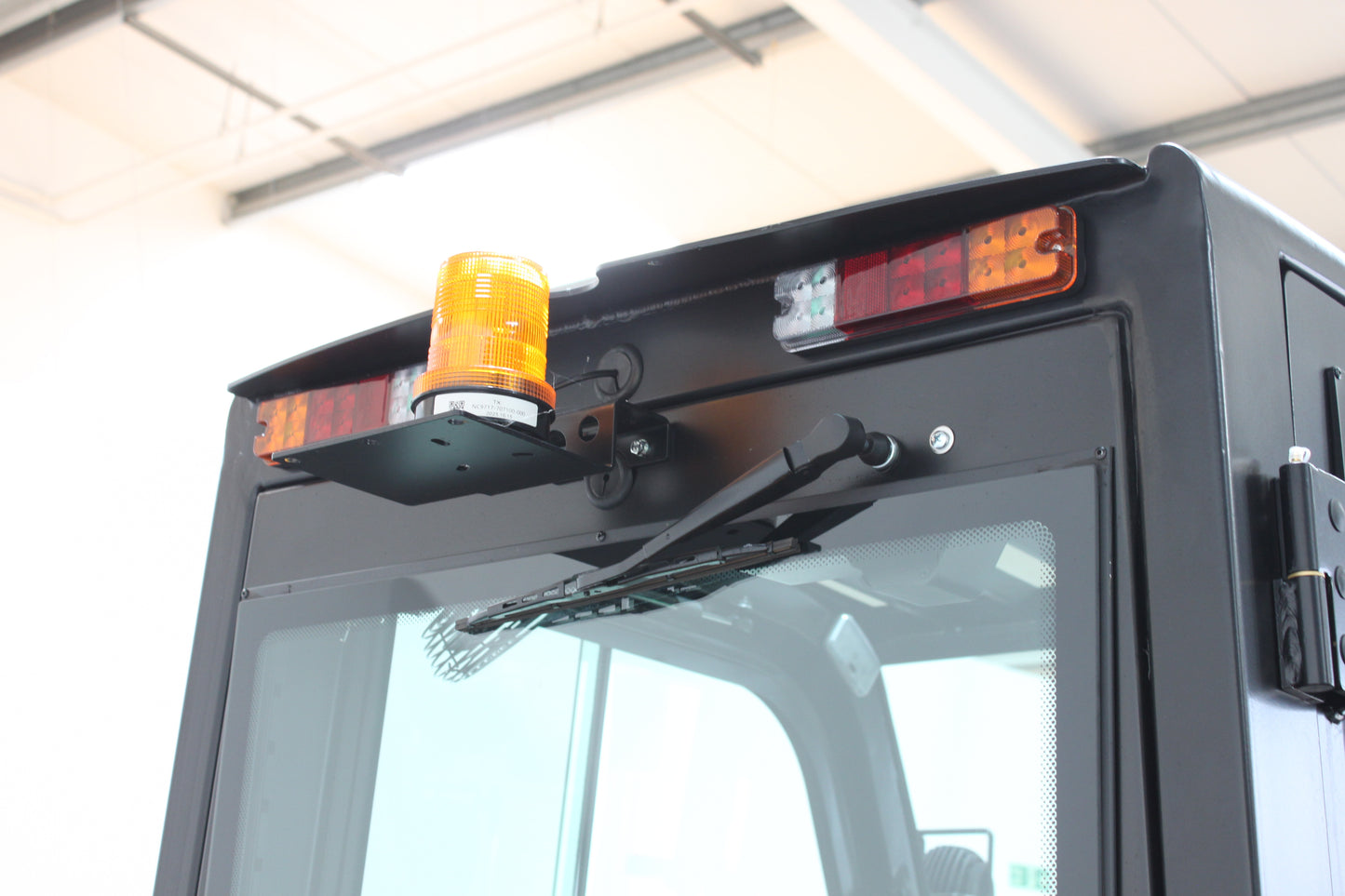 Hangcha XE425T 2.5T | Full Cab Lithium Counterbalance | 4-Wheel Forklift