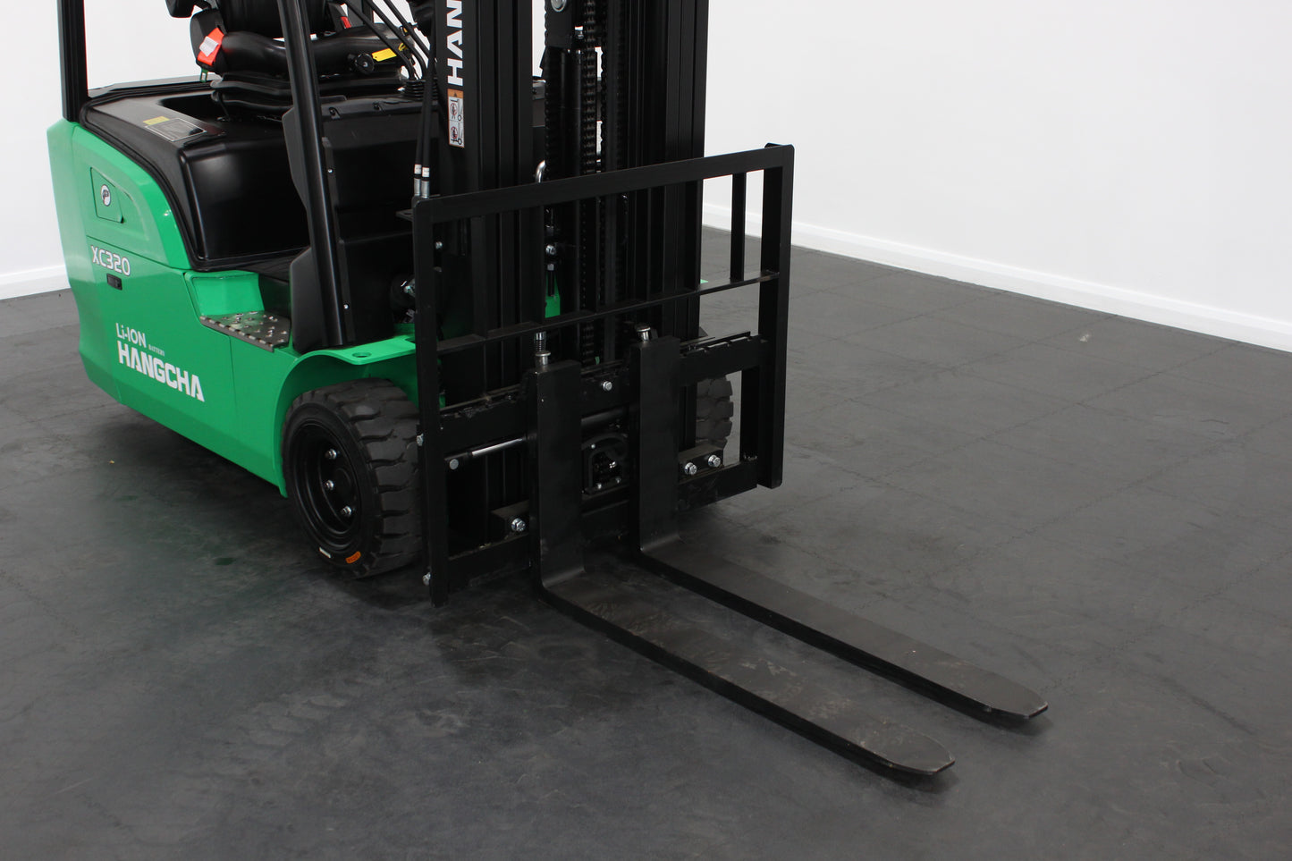 Hangcha XC320 2.0T | Half Cab Lithium Counterbalance | 3-Wheel Forklift