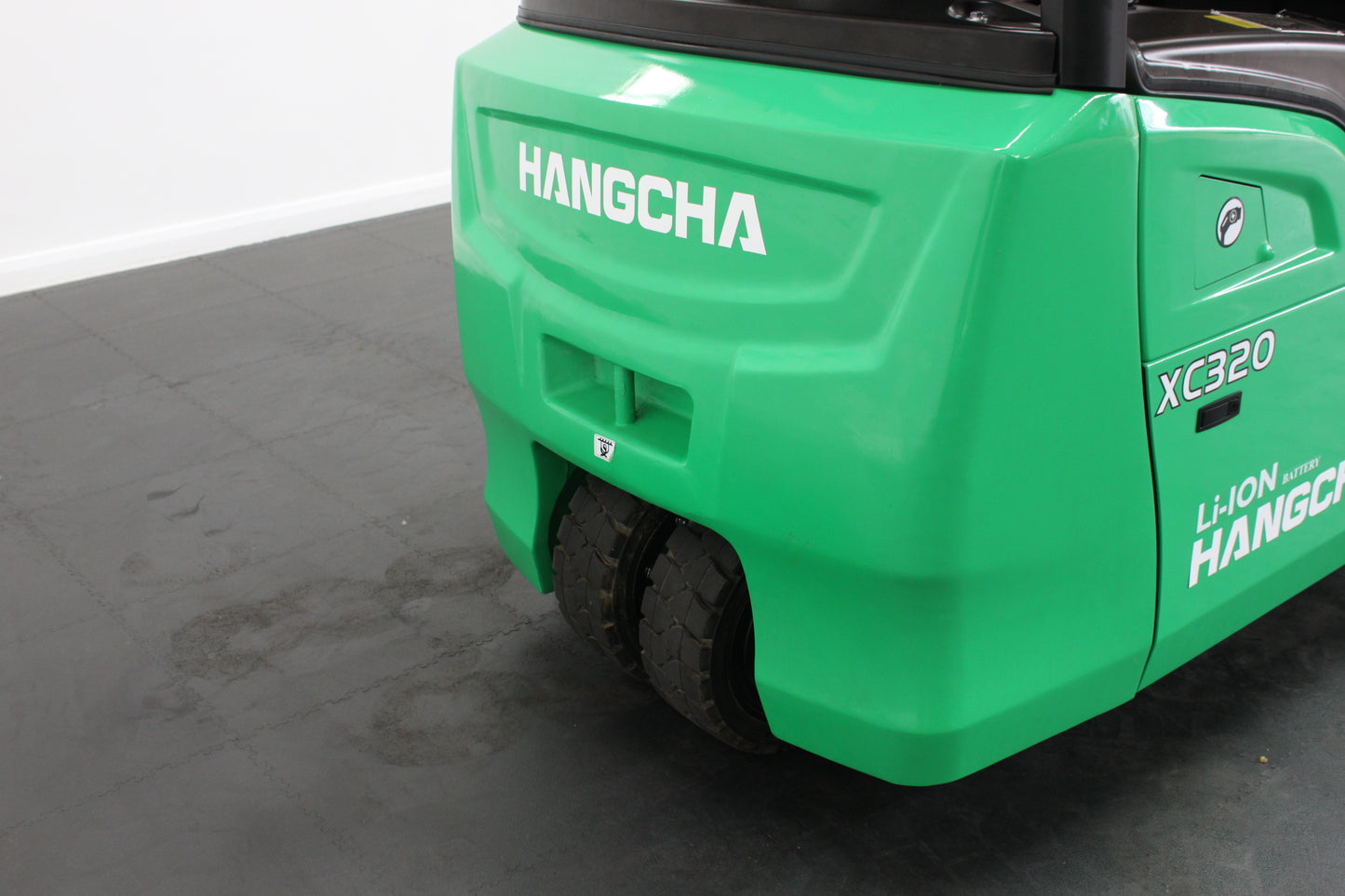 Hangcha XC320 2.0T | Half Cab Lithium Counterbalance | 3-Wheel Forklift