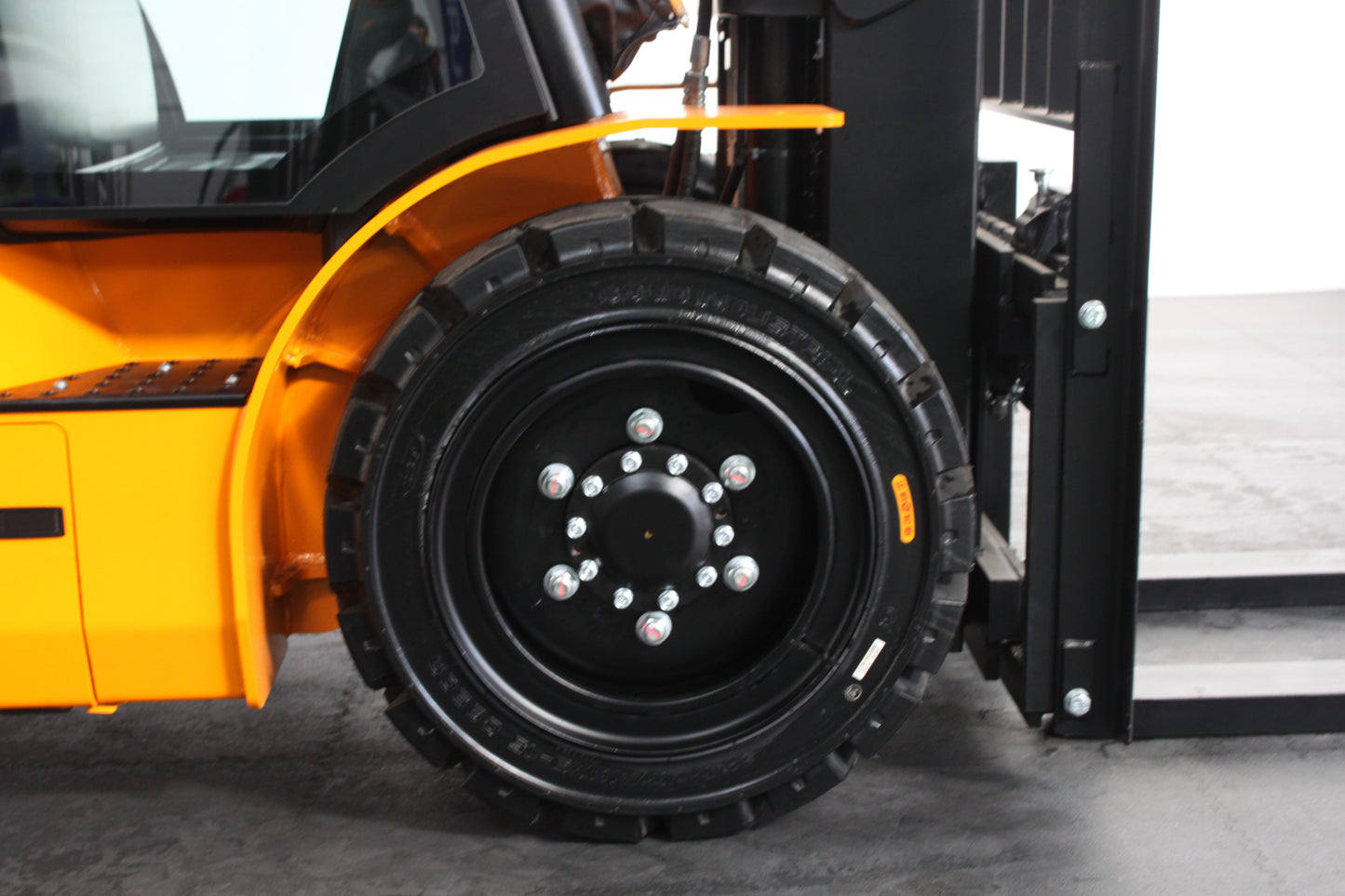 Hangcha XE438 3.8T Long Range | Full Cab Lithium Counterbalance | 4-Wheel Forklift