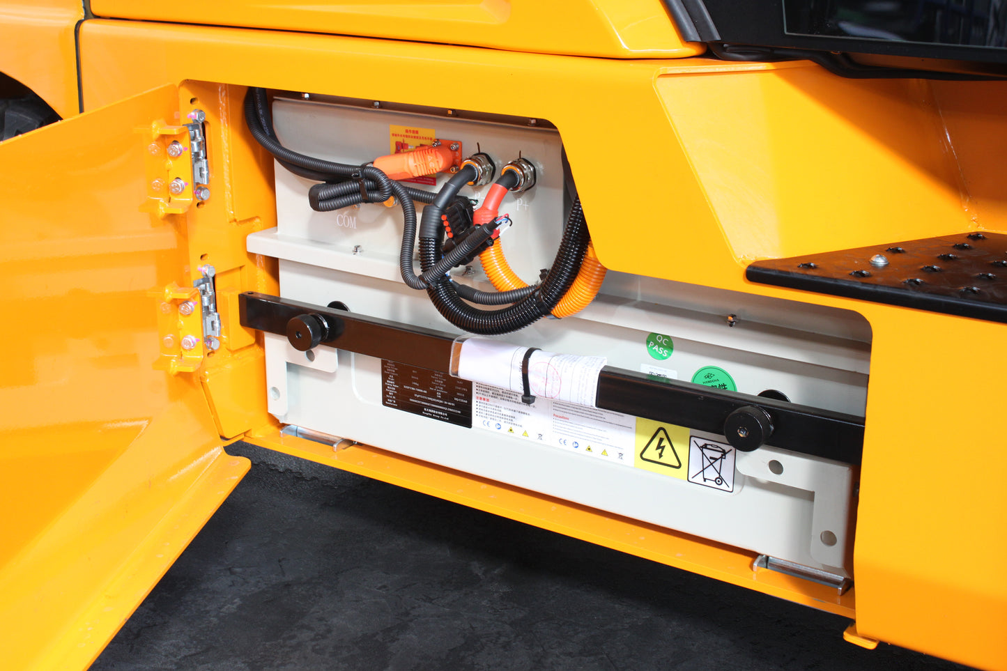 Hangcha XE438 3.8T Long Range | Full Cab Lithium Counterbalance | 4-Wheel Forklift