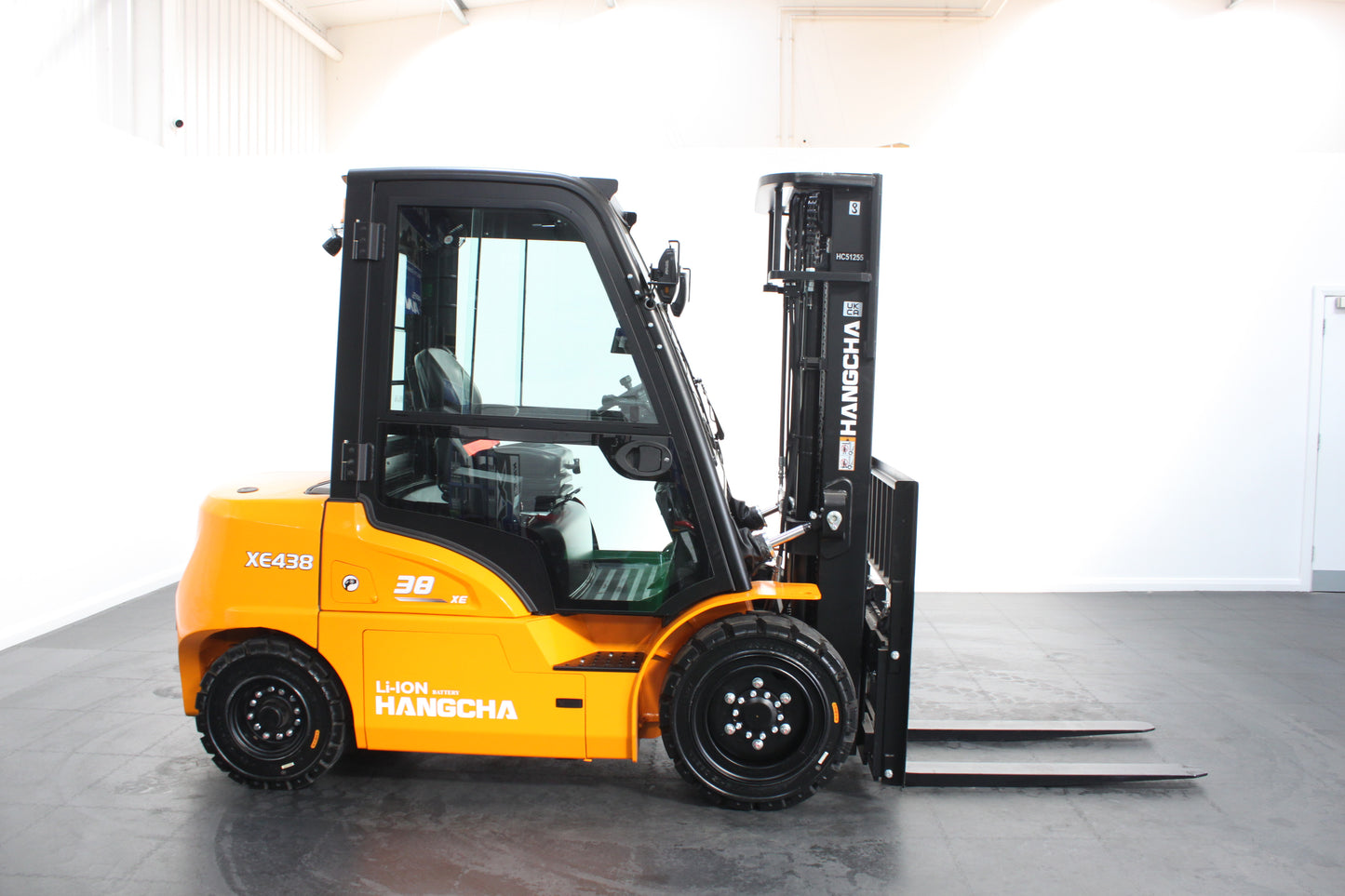 Hangcha XE438 3.8T | Full Cab Lithium Counterbalance | 4-Wheel Forklift