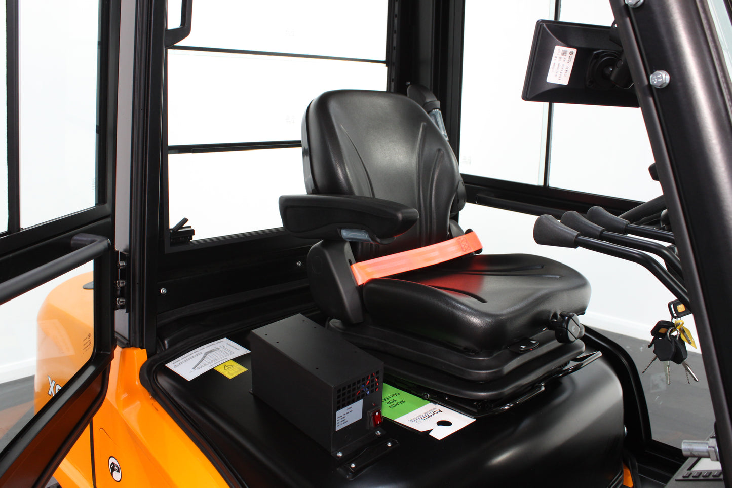Hangcha XE438 3.8T Long Range | Full Cab Lithium Counterbalance | 4-Wheel Forklift