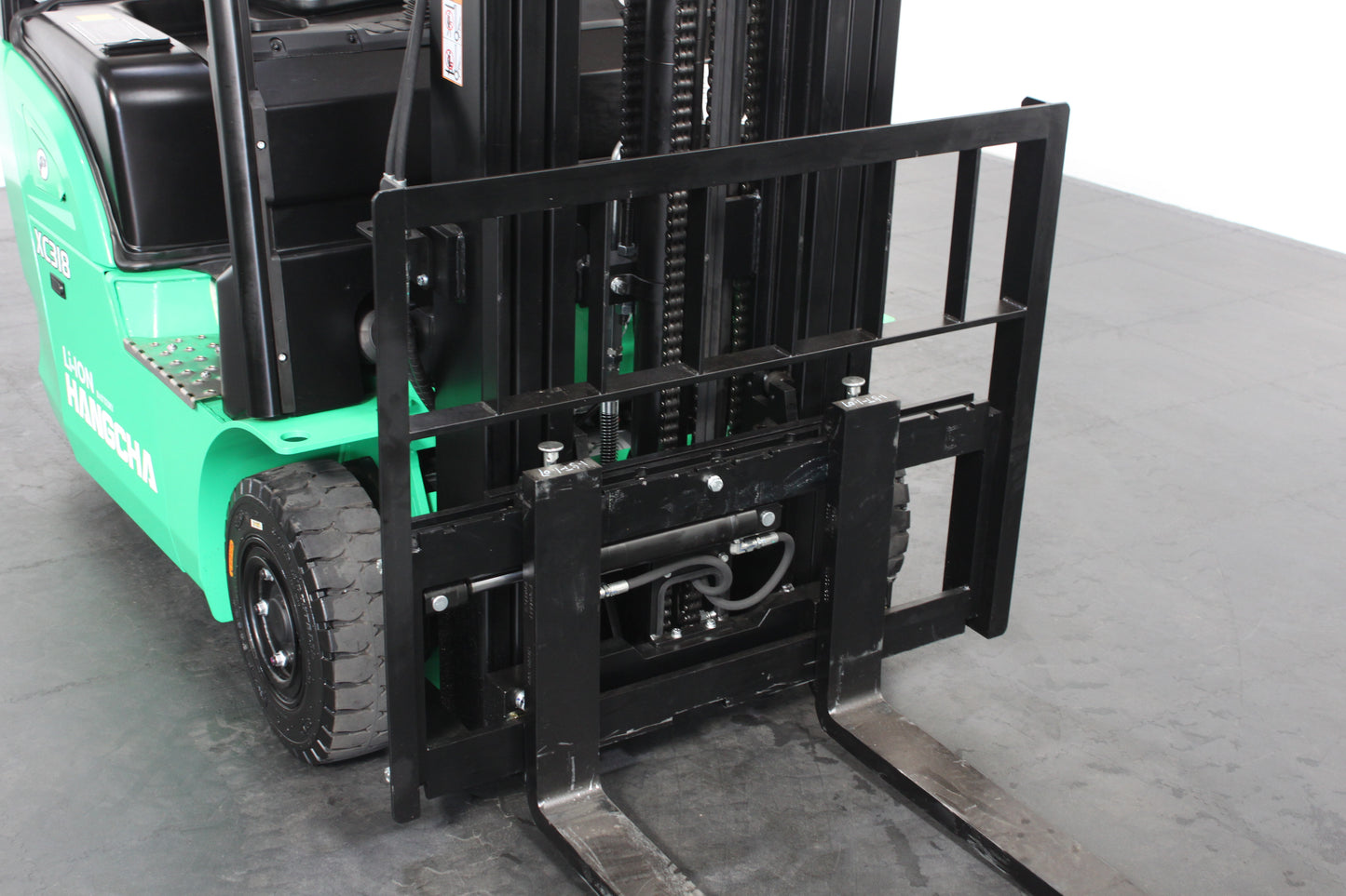 Hangcha XC318 1.8T | Half Cab Lithium Counterbalance | 3-Wheel Forklift