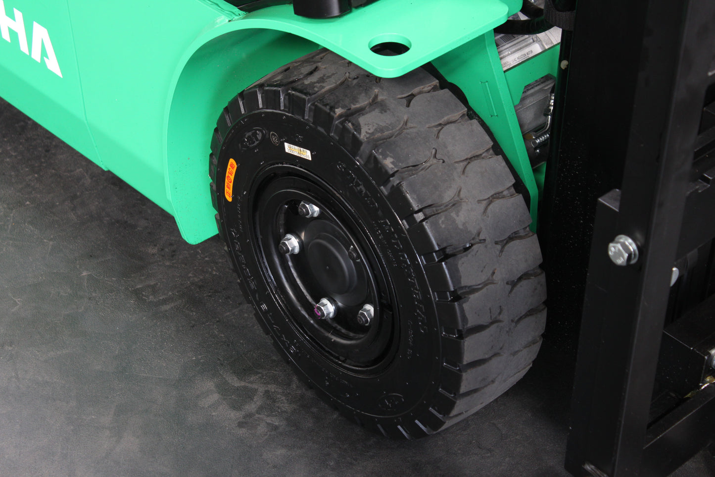Hangcha XC318 1.8T | Half Cab Lithium Counterbalance | 3-Wheel Forklift
