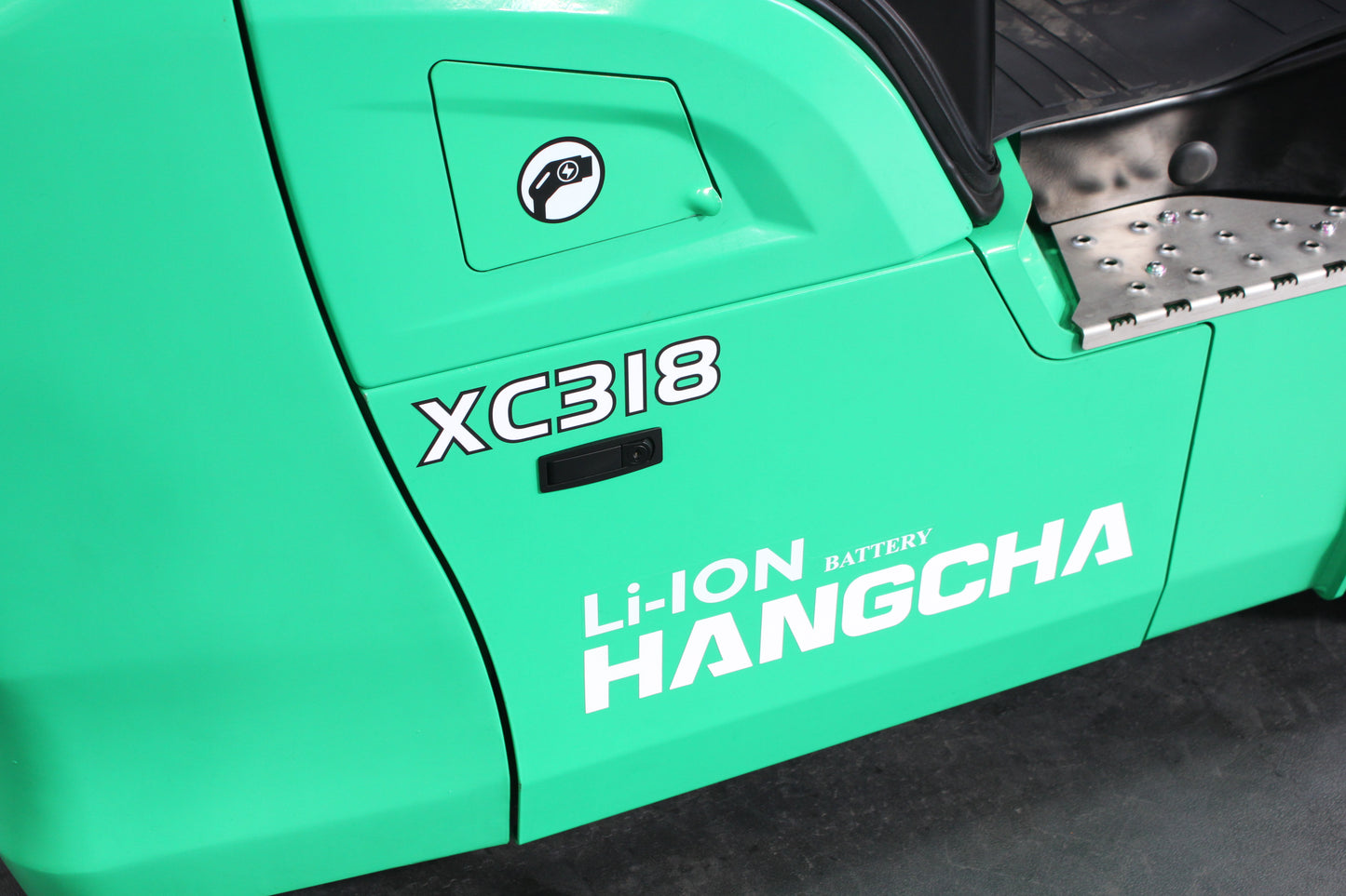 Hangcha XC318 1.8T | Half Cab Lithium Counterbalance | 3-Wheel Forklift