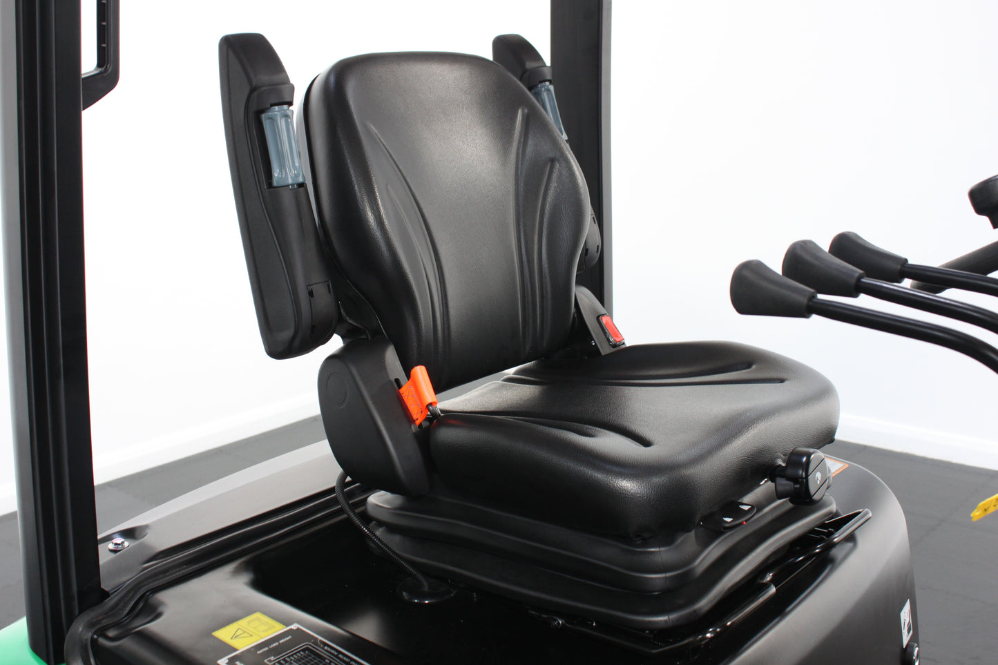 Hangcha XC318 1.8T | Half Cab Lithium Counterbalance | 3-Wheel Forklift