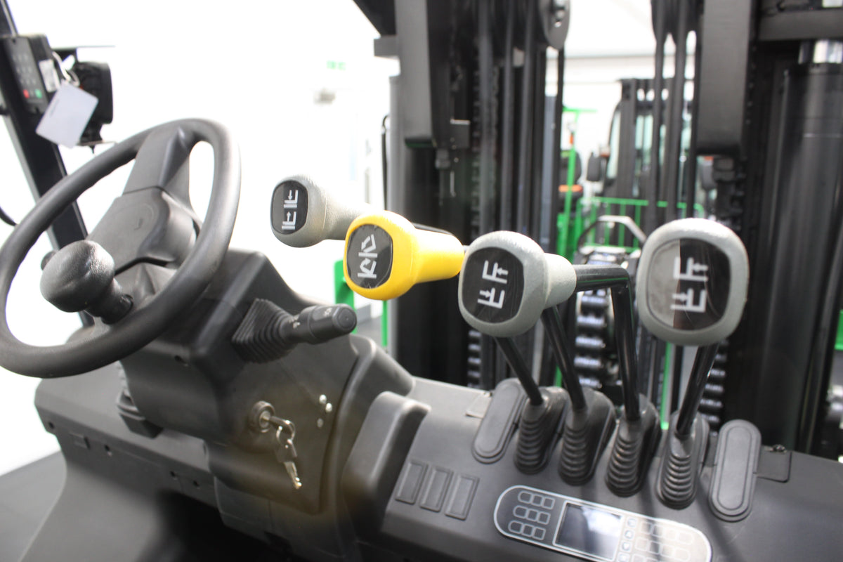 giraffe GBL60 | Open Cab Lithium Electric Counterbalance  | 4-Wheel Forklift
