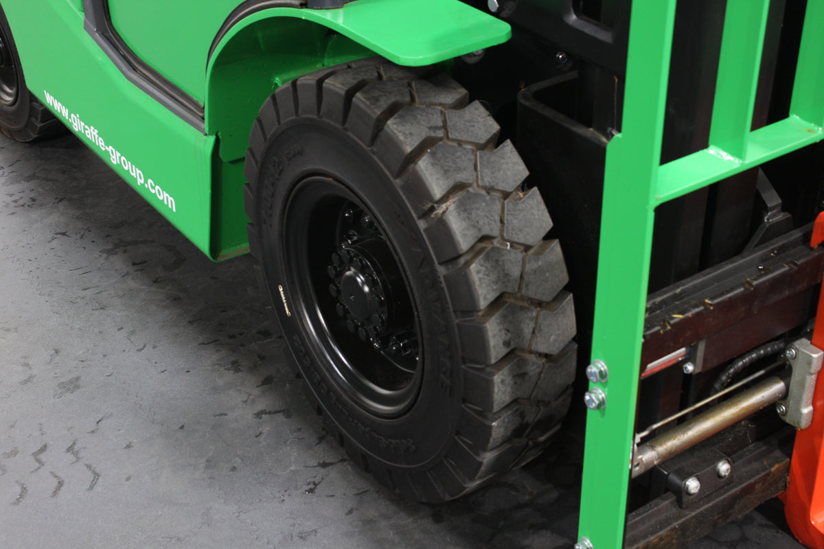 giraffe GBL25 Premium | Full Cab Lithium Electric Counterbalance | 4-Wheel Forklift
