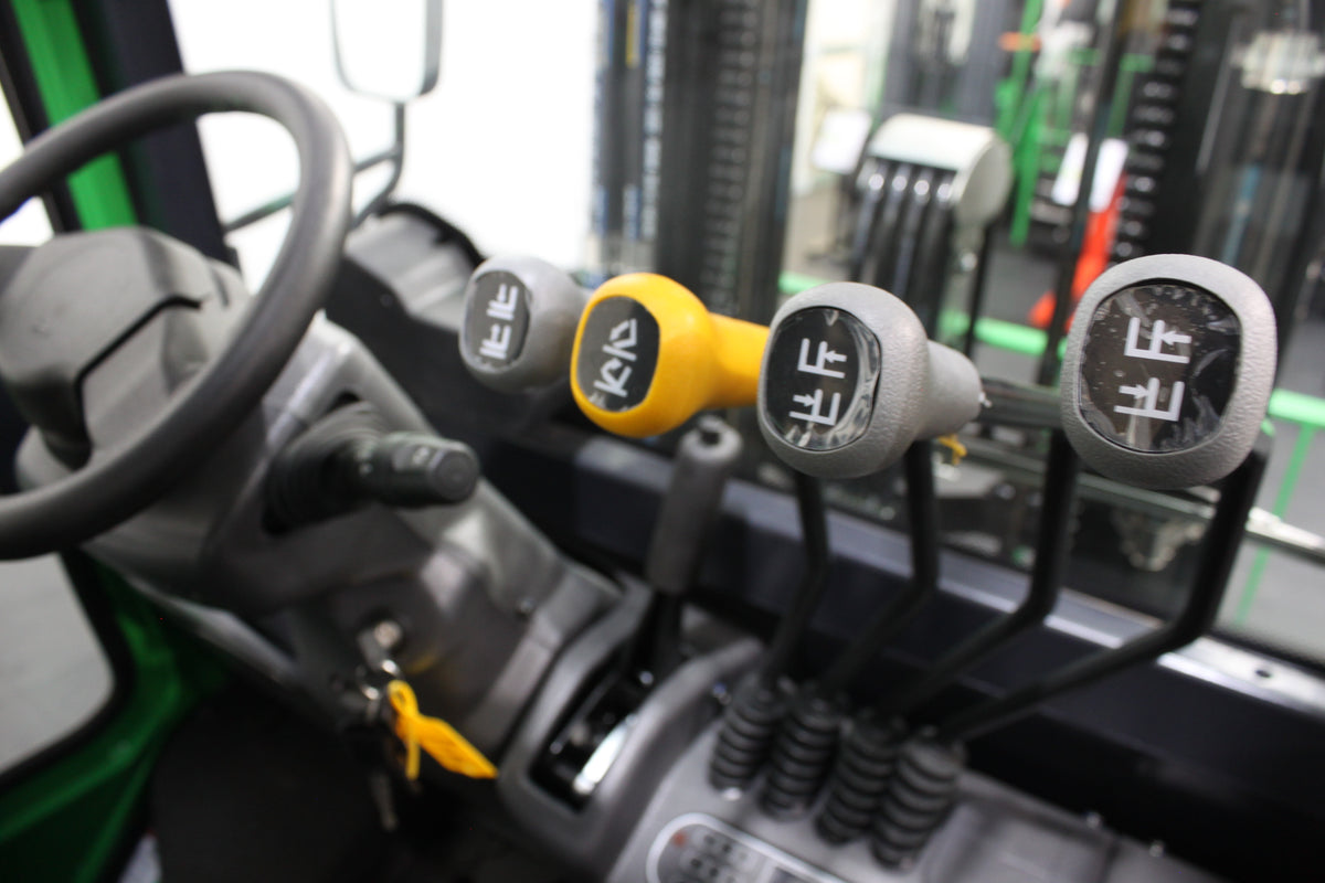 giraffe GBL25 Premium | Full Cab Lithium Electric Counterbalance | 4-Wheel Forklift