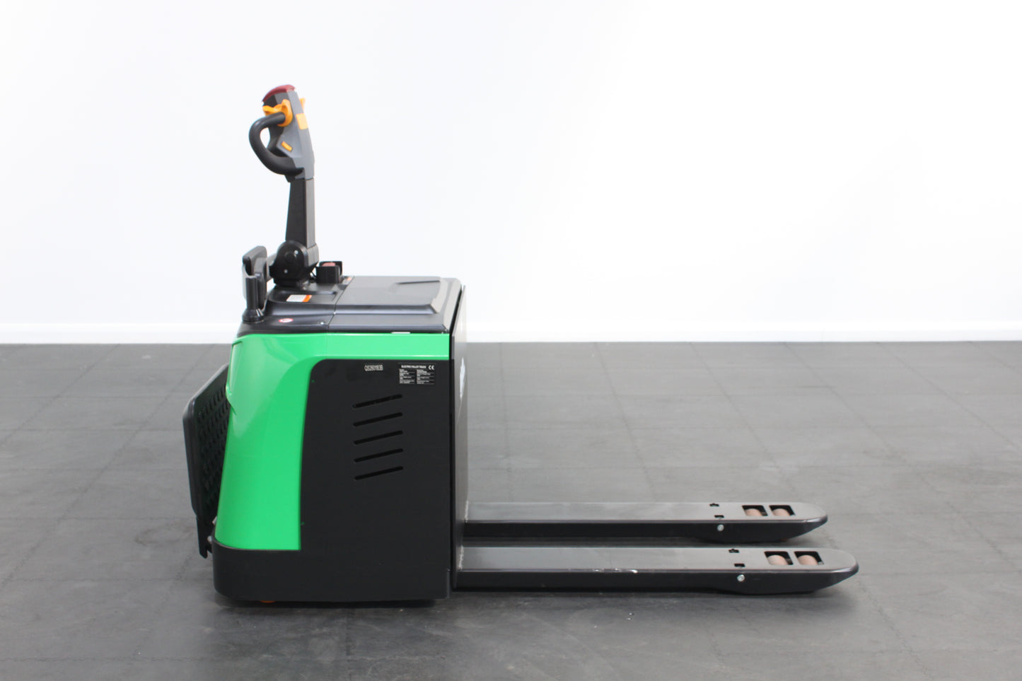 giraffe GET30P Stand-on Pallet truck–  3,000kg Capacity | Lithium-Ion Electric