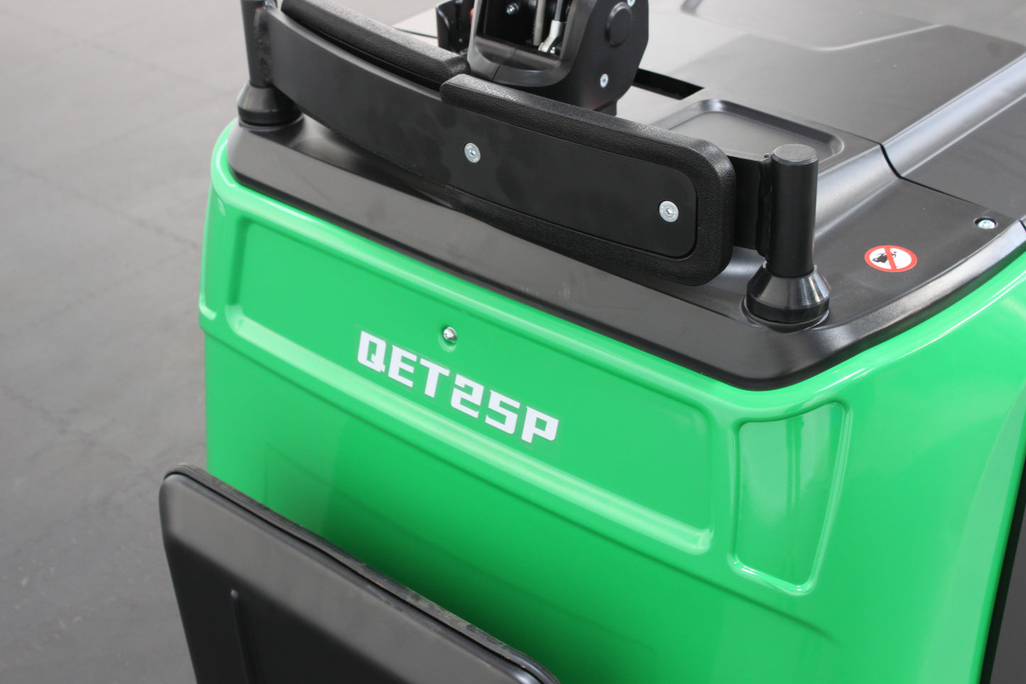 giraffe GET25P Stand-on Pallet truck–  2,500kg Capacity | Lithium-Ion Electric