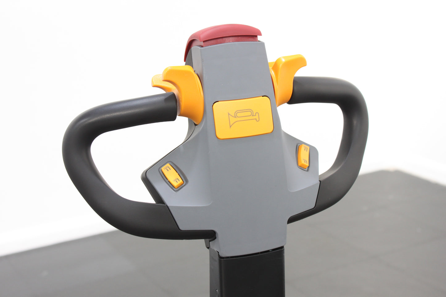 giraffe GET30P Stand-on Pallet truck–  3,000kg Capacity | Lithium-Ion Electric